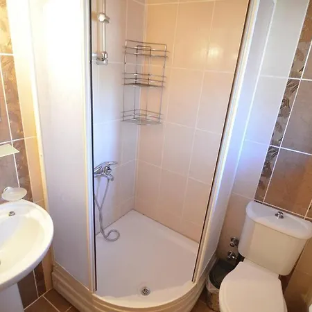 2 Yatak Odali Havuzu Korunakli Villa *