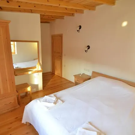 2 Yatak Odali Havuzu Korunakli Villa Kinali (Aegean)